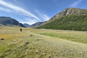 Lone trekker in the Yamaatiin Valley