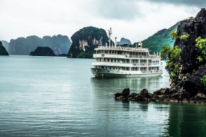 Au Co cruise ship, cruising Ha Long Bay