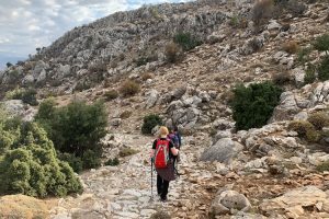 Trekkers on rough terrain, Elmani walk